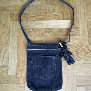 Sparsamt använd, cool handväska med liten 🐻 