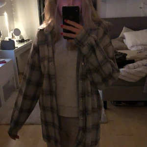 overshirt/skjorta - Overshirt/skjorta från nelly. Använd någon enstaka gång. Strl S men lite oversized. Köparen står för frakten! (frakten kan självklart diskuteras)