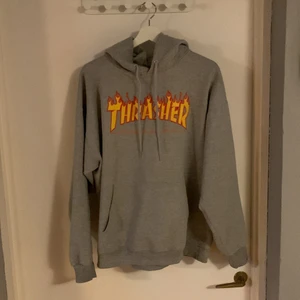 Thrasher hoodie Strl L - Säljer då jag vuxit ur den, välanvänd men i bra skick.