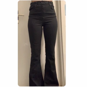 Utsvängda jeans/bootcut - Jätte snygga utsvängda svarta jeans i storlek L för ENDAST 200kr🤩 original pris: 499kr   Hör av dig vid frågor/intresse. Tveka inte på att höra av dig, jag är flexibel med pris. Kan mötas eller frakta, köparen står för frakten!💗  Fraktkostnaden kan se annorlunda ut då jag inte vet vad frakten kostar. Men det går att lösa☺️