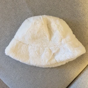 Vit buckethat i päls - Köpt på depop för 150kr men säljer för att jag inte använder den, så den är i perfekt skick! Den är 56-58cm lång, passar mig som har 58-60cm. 100kr plus frakt