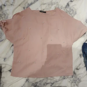 T-shirt  - Fin t-shirt från shein. Storlek xs, sann i storleken. 20 kr + frakt. Skriv för fler bilder