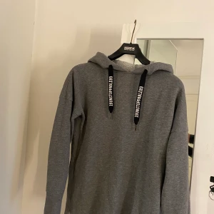 Hoodie  - Träningshoodie, perfekt på löpturen eller till vardags! Mjuk, skön och varm.  Storlek 36  Hör av dig vid frågor!