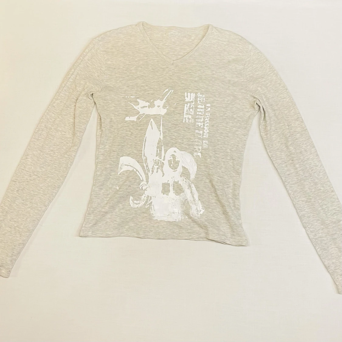 Grå långärmad tröja med vitt tryck  - 90