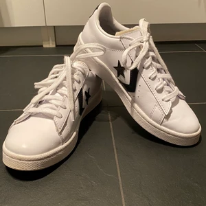 CONVERSE Pro Leather Ox White/Black - Säljer dessa snygga och oanvända skor! Köpta på Nelly i sommras för 949kr. Säljer då de är för stora för mig och därmed glappar, original box tillkommer