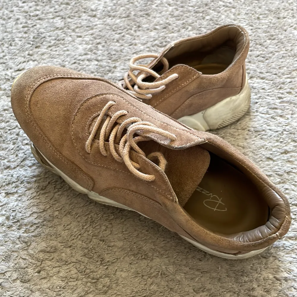 Rizzo Sneakers i beige mocka,  använd fåtal ggr ordinarie pris 1500:-, säljes för endast 250:-  st 37. Skor.