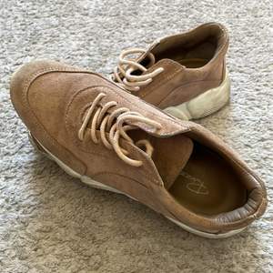 Rizzo Sneakers i beige mocka,  använd fåtal ggr ordinarie pris 1500:-, säljes för endast 250:-  st 37
