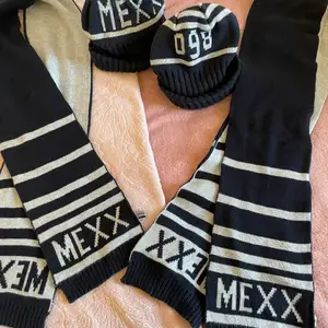 Coola Mössor och halsdukar från märket Mexx, 2 färgat snyggt sett i 100% bomull! Knappt använda som nya, säljer mössa + halsduk för 350:- eller köp alla 4 delar för endast 600:-   (nypris per sett 1150:- )  