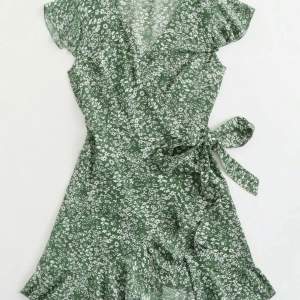 Omlottklänning i färgen grön o vit