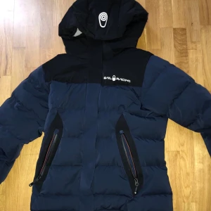 S/m - Säljer min jacka då den inte har använts nått har använt den ungefär 4 gånger den kostar i butik 2000kr. Och de är en lång modell mer bilder bara att skriva 