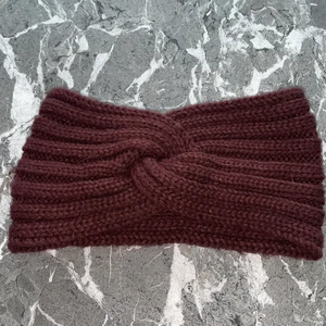 Lila pannband  - Lila pannband från glitter. Materialet är stickat. Ingen speciell storlek. Knut framtill, använd 1 gång. Bra skick och skönt. Priset kan diskuteras och även frakten