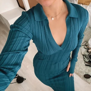 Blågrön klänning - Från Gina Tricot. Använd 1 gång. Strlk. Xs.