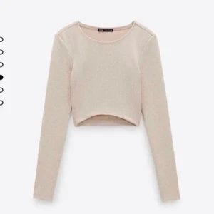 Tröja - Säljer denna jättefina beigea tröjan! Super fin och helt i nyskick😇 Köpt från Zara!