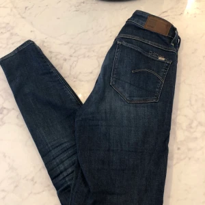 G star jeans  - Blåa jeans från Gstar, slim fit, jättefint skick, köpta för över 1200kr💕 hög midja 