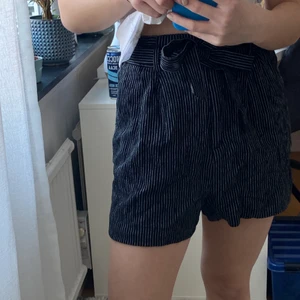 H&M shorts - Fina shorts med guldglittrande detaljer✨