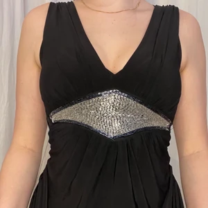 y2k svart topp - detta är en topp, den går ner ungefär till höfterna. storlek M. möts upp i stockholm eller fraktar 🖤 bra skick!