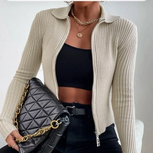 Beige kofta - ‼️‼️🦋 lagt ut MASSA nytt så in och checka min sida🦋‼️‼️ 📦Fraktar med spårbar frakt för 66 kr, får plats med många plagg i samma paket så frakten blir samma oavsett om du köper 1 plagg eller 5📦 ❇️den 12 mars doneras ALLT till välgörenhet så passa på❇️