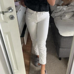 Na-kd white jeans strl 34 - Fina vita byxor från Na-kd! Säljer pga att jag inte tycker om byxorna på mig! Använt ett fåtal ggr! frakt+köp❤️‍🩹