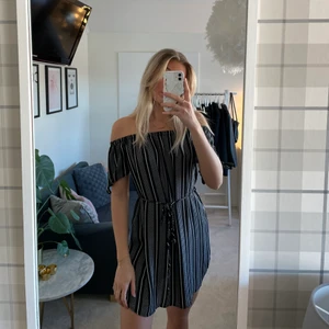 Snygg klänning - Snygg klänning från Stella Tweed köpt i USA. Denna är använd få gånger och är i ett superhärligt tunt material. Denna går att knyta fram eller i ryggen, alternativt att ta bort bandet helt. Perfekta strandklänningen❤️‍🔥