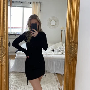 Svart klänning med snörning strl 32/34 - Supersnygg svart klänning med snörning i sidan. Jättebra skick, aldrig använd. Säljer då den inte kommer till användning. Funkar som både 32 och 34. Säljer för 120kr + frakt. Skriv privat vid intresse eller frågor!💌💌