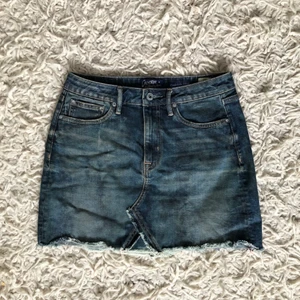 Jeanskjol - Snygg jeanskjol, bra skick. Den är lite stretchig så den sitter väldigt bra. Skriv om du har några frågor eller vill ha fler bilder💕