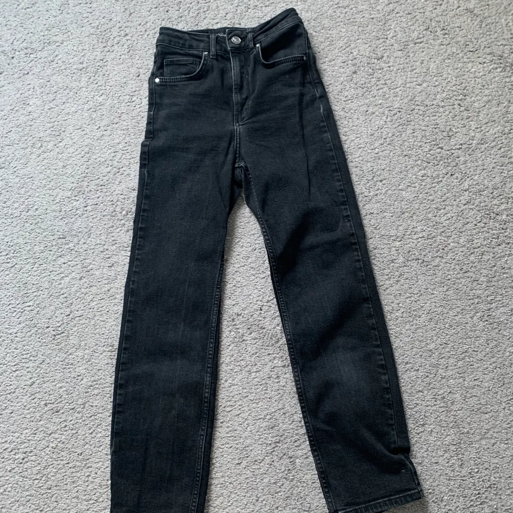 Säljer dessa svarta jeans från ginatricot i str.24 på grund av att de är för små. Väldigt sköna och fina. De är lite breda med raka ben🥰. Jeans & Byxor.