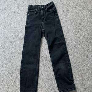 Säljer dessa svarta jeans från ginatricot i str.24 på grund av att de är för små. Väldigt sköna och fina. De är lite breda med raka ben🥰