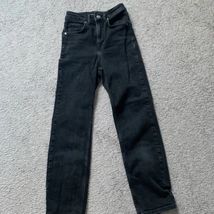 Svarta jeans från gina - Säljer dessa svarta jeans från ginatricot i str.24 på grund av att de är för små. Väldigt sköna och fina. De är lite breda med raka ben🥰