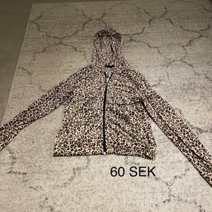 Tröja med luva  - Leopard Gina-Tricot tröja 