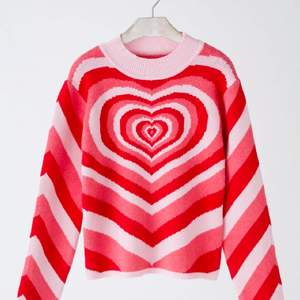 Säljer nu vidare denna fina och trendiga Heart Wave tröja från Cider. Enbart använd i en YouTube-video. Den är verkligen så mjuk och skön!! Även väldigt strechig, så den passar XS-L beroende på hur man vill att den ska sitta 😃🥰