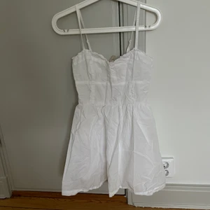 Vit klänning  - Vit söt klänning med justerbaraband så passar flera storlekar. Behövs strykas 