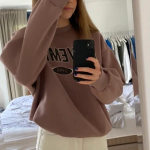 Tröja med tryck - Sweatshirt köpt från Ginatricot som ej går att få tag på längre. Jättefin och i ett utmärkt skick💓💗💕