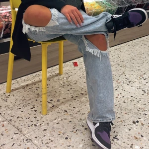 Boyfriend/ raka jeans - Jeans i storlek 40 med slitningar, jag har vanligtvis storlek 36-38 men dessa sitter lite snyggt och oversize på mig!