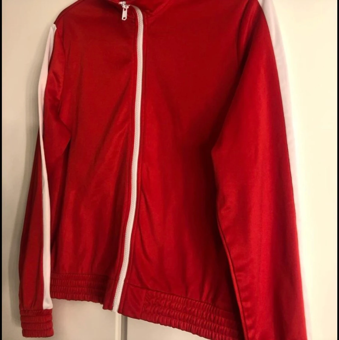 Röd och vit tröja med dragkedja 