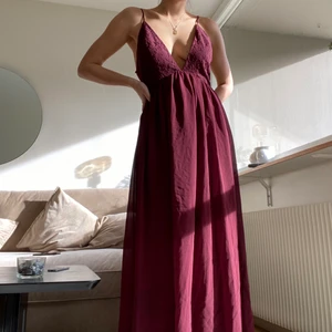 Balklänning - Balklänning från TOBI i fint skick! Användes balen 2019 och har legat i garderoben sen dess! Ursnygg passform och går att knyta som man önskar i ryggen då där finns i olika höljen (2 på varje sida som ni ser) att skapa sitt eget mönster med. Storlek S men passar även en stor M eftersom man kan spänna in den efter sig själv. Ord. Pris 1500