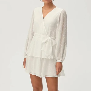 Vit klänning  - Jag säljer en jättegullig volangklänning!🥰 Endast använd 2-3 gånger så den är i nyskick. Skriv privat för fler bilder!🥰