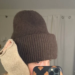 Brun mössa - Mössa i snygg brun färg. Går att vika hur stor/liten man vill😍 