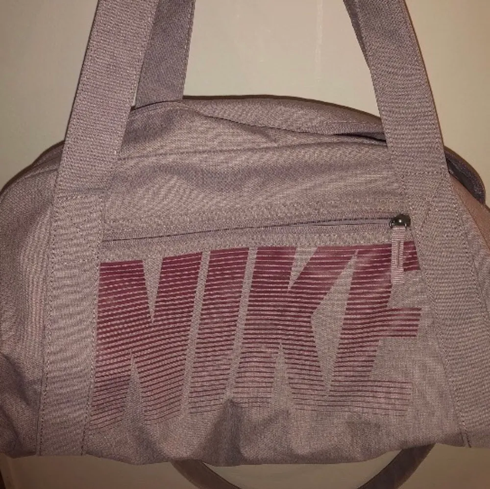 Fin lila-rosa Nike träningsväska! Använd några gånger. . Väskor.