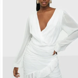 Vit klänning - En vit klänning ifrån Nelly som är slutsåld! Helt ny å prislapp kvar, storlek 34