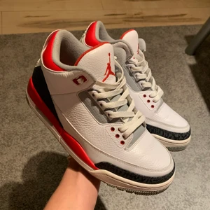 Air Jordan 3 Retro ”Fire Red” 2013 - Skick/Condition: 9/10 Skriv för fler bilder osv.