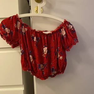 Somrig off shoulder - En somrig off shoulder topp som sitter jättebra! Haft den ett år men nästan aldrig kommit till användning! 