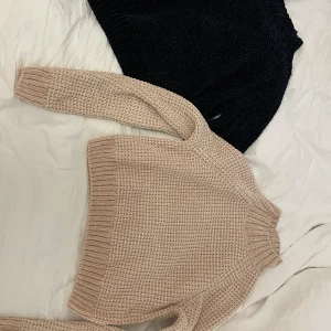 Två stickade tröjor  - Två jättesöta stickade tröjor som jag verkligen älskar men inte har användning för! Köp båda för 85kr eller en för 50 💚💚 båda är stl. m