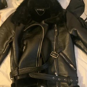 prettylittlething jacka  - Säljer den här fina skinnjackan med fakepäls innuti. den här jackan köpte jag ungefär förra året här på plick och har använt den kanske 5 gånger sammanlagt. Den är skit fin och varm och jag älskar den men säljer den för den är liten på mig 