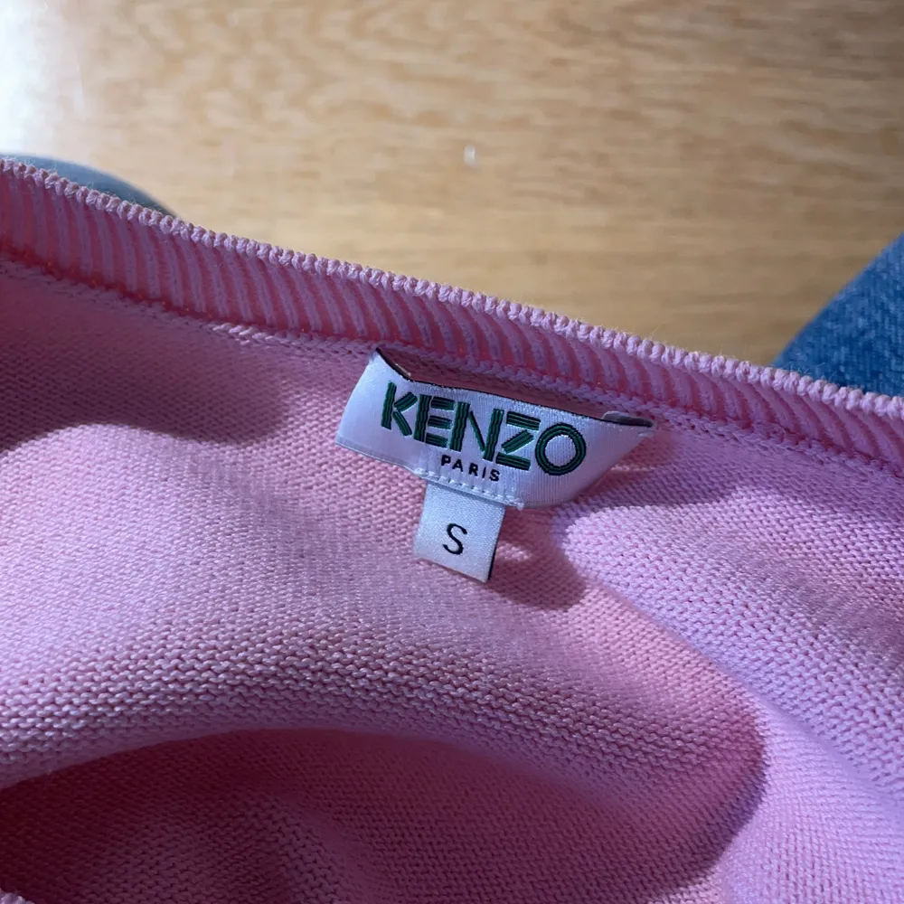 Kenzo stickad tröja. Storl.S Pris: 250kr +frakt. Stickat.