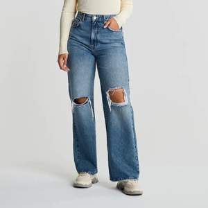 Gina tricot wide jeans med hål. Köpta förra året men inte mycket använda. Originalpris 600kr