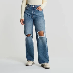 Idun wide jeans - Gina tricot wide jeans med hål. Köpta förra året men inte mycket använda. Originalpris 600kr