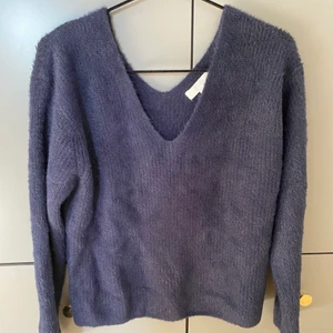 Stickad tröja  - Finstickad tröja med v ringning, mörkblå färg från hm🤍 (frakt tillkommer) nästan aldrig använd. 