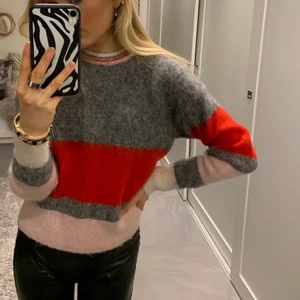 & Other stories tröja - (LÅNADE BILDER) Säljer nu min super super fina other & stories tröja eftersom att den inte längre kommer till användning💕 jag säljer den för 300kr då den är ny skick och väldigt fin❤️ Om fler vill köpa kommer det bli budgivning💗