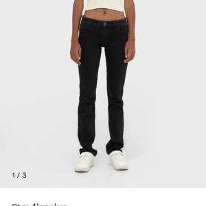 Säljer mina svarta lågmidjade jeans då de är lite för stora 💕 det stod när jag köpte de att man skulle gå upp två storlekar så vanligt vis har jag 34💕 använd 1 gång så de är i nyskick 