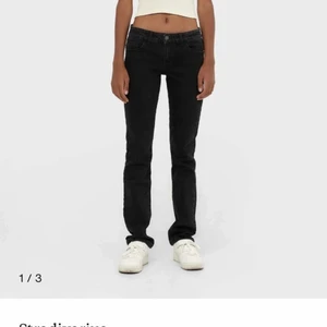 Svarta low waist jeans  - Säljer mina svarta lågmidjade jeans då de är lite för stora 💕 det stod när jag köpte de att man skulle gå upp två storlekar så vanligt vis har jag 34💕 använd 1 gång så de är i nyskick 
